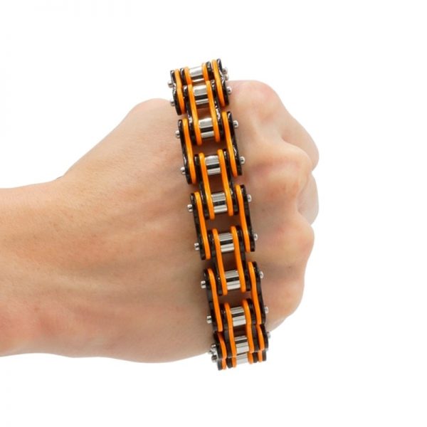 bracelet-chaine-de-moto-orange-dans-la-main