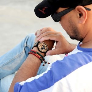 montre-en-bois-au-poignet